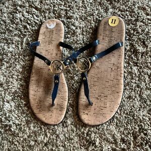 New Michael Kors MK Charm Jelly flip-flop sandals in navy, gold hardware logo 11